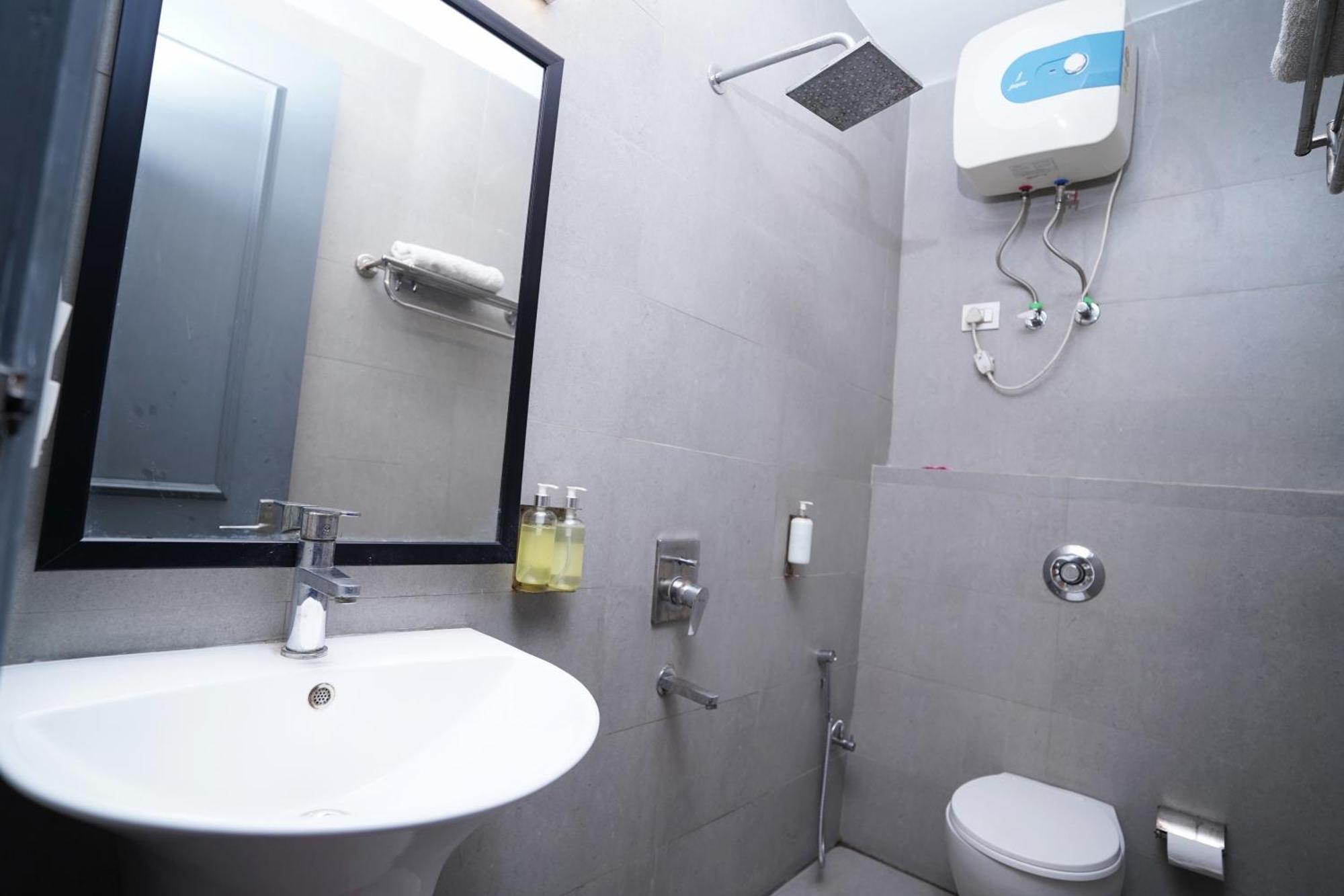 Hotel Mira Residency- Outer Ring Road, Paschim Vihar Delhi  Exterior foto